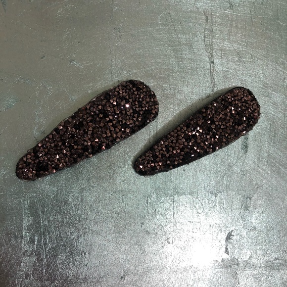 🆕 🔴Buy2️⃣Get 1️⃣🆓 XOXO Set of 2 Sparkly Hear Clips - Picture 2 of 3